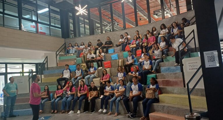 Iniciativa da Unit incentiva jovens do ensino médio a explorar o universo acadêmico e da ciência