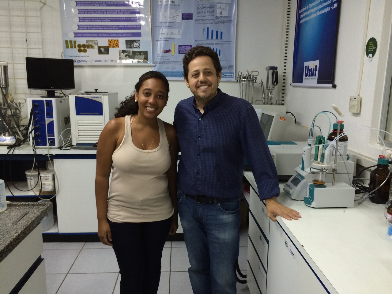 Aluna da UFBA realiza experimentos no LPA