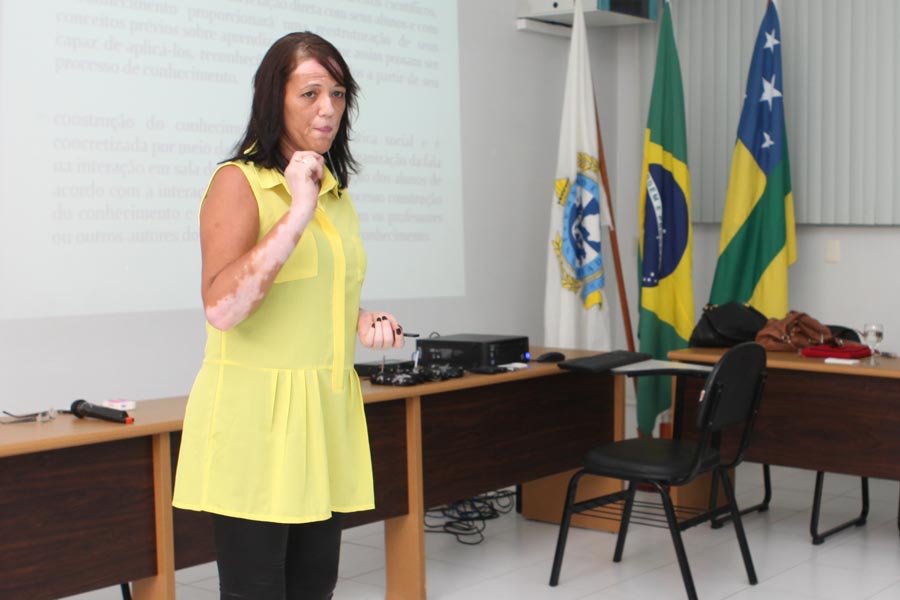 Defesa Maria Gonçalves A bolsista Maria Gonçalves durante defesa de sua dissertação