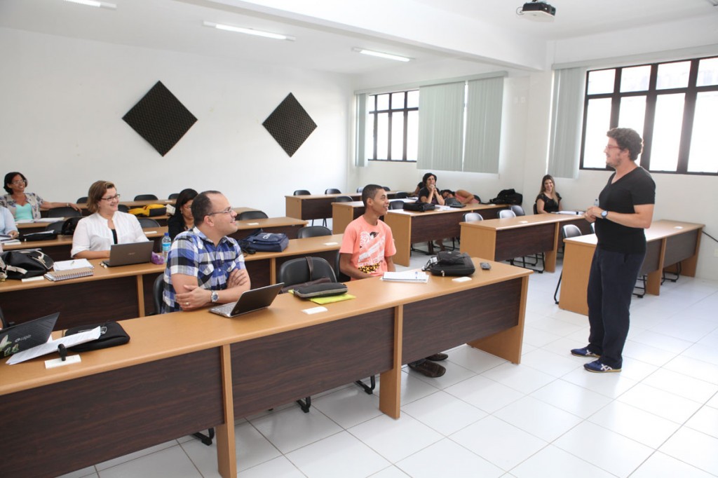 Professor Carlos Martinez Valle fala aos alunos do Mestrado em Educação