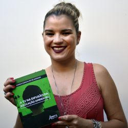 Egressa do PPED, professora da rede Estadual lançará livro sobre a TV Digital